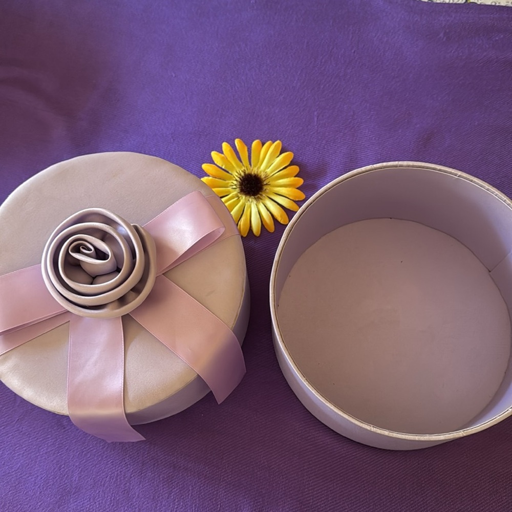 ๐ VINTAGE; Lilac-Colored Mini Hat or Gift Box with Bow and Rosebud Decor on Top! - Picture 6 of 11